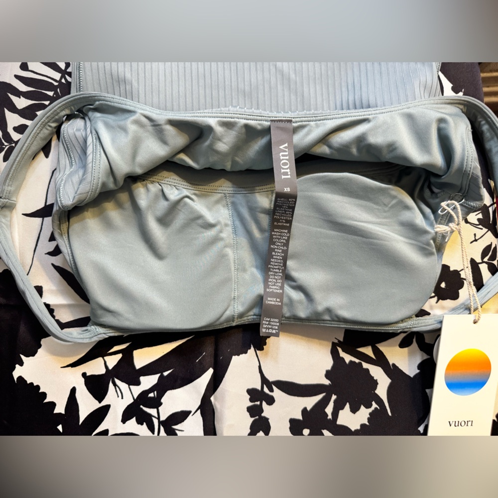 NWT Vuori inversion rib support tank in color mist, size XS never worn- set! - Picture 16 of 16